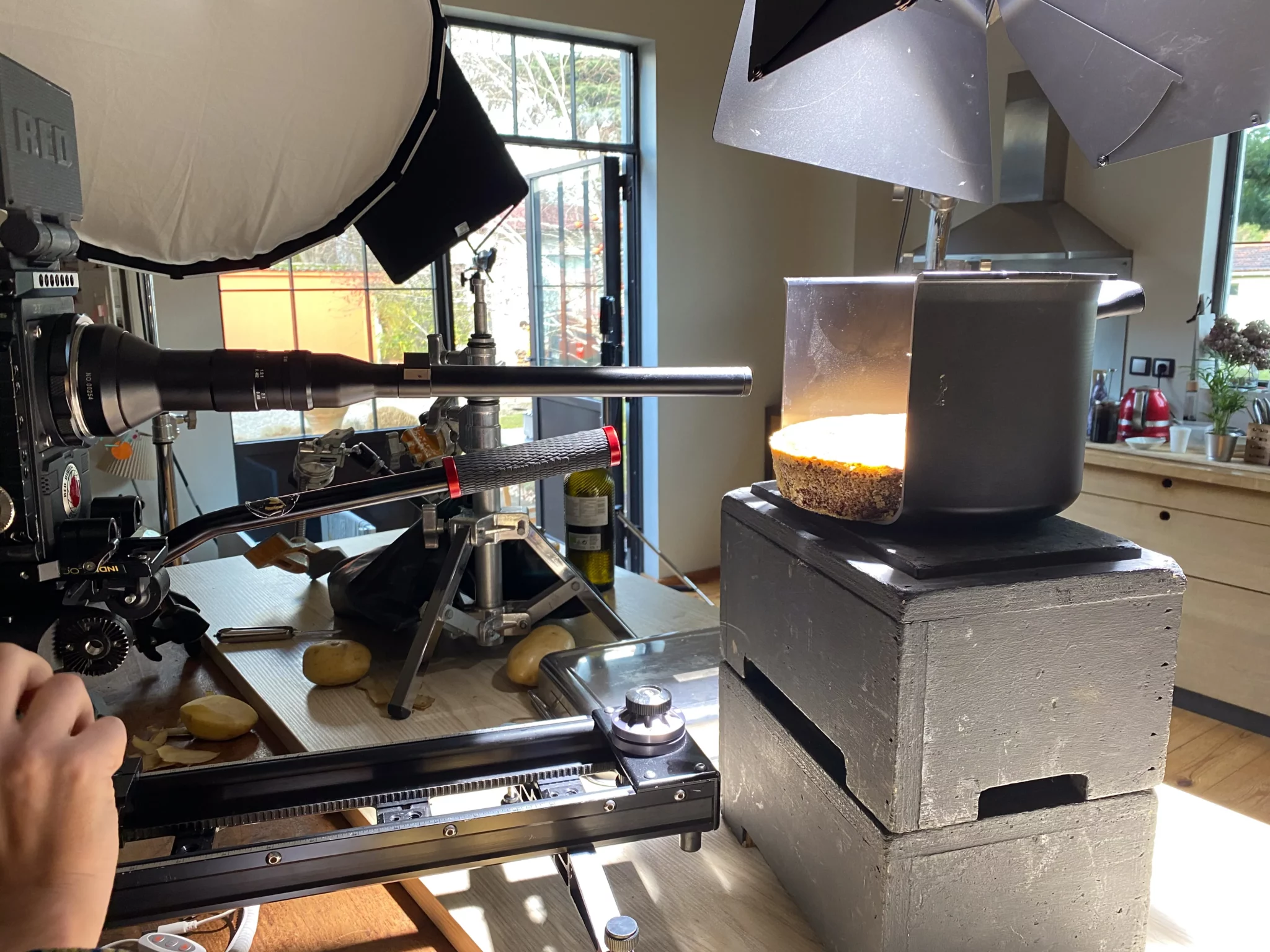 Le robot de cuisine Click & Cook est présenté sous un angle élégant, mettant en valeur son design moderne dans la publicité.