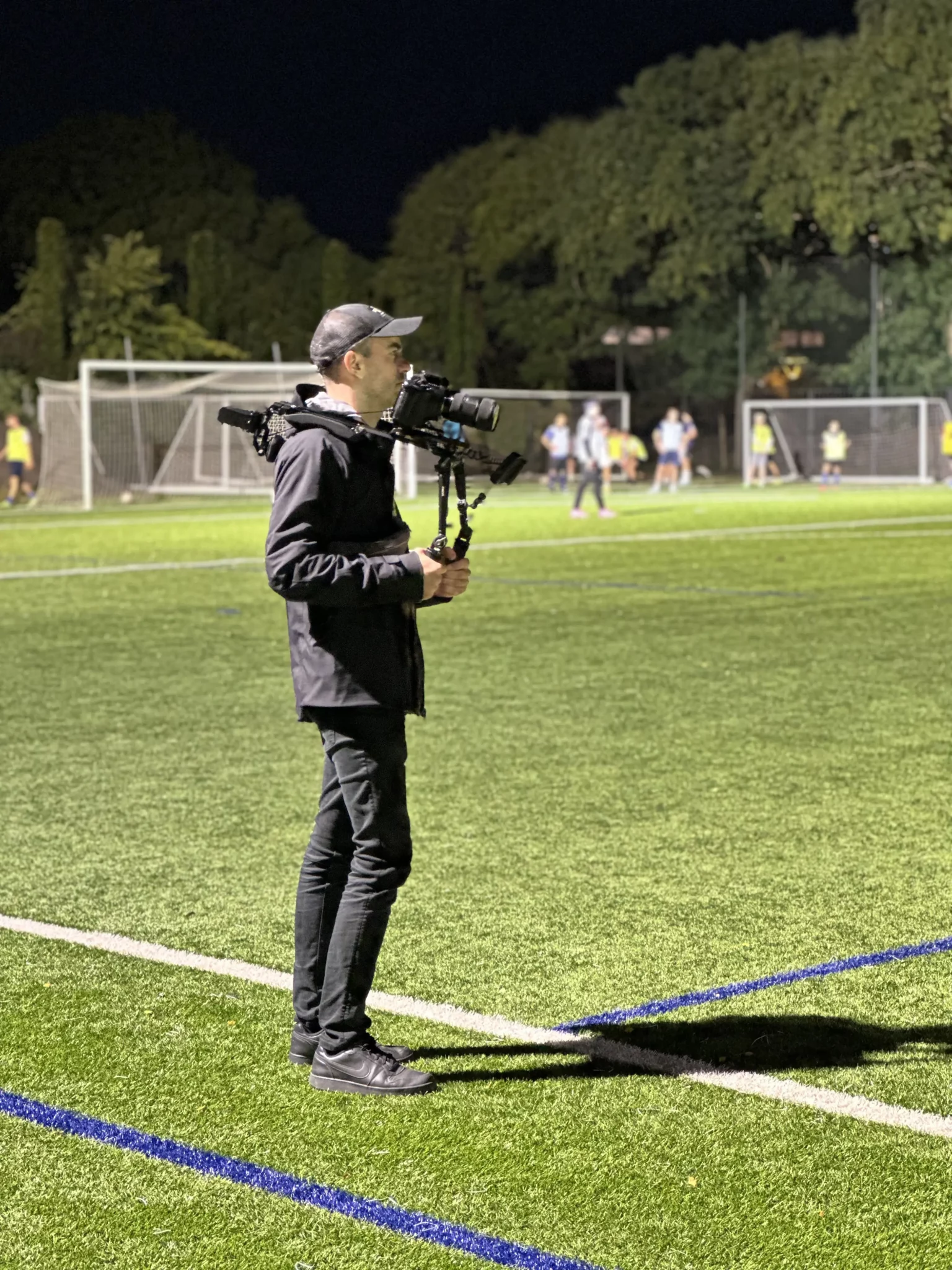 Réalisateur et cadreur prêt à filmer des étudiants de EM Lyon lors d'une session nocturne d'un entrainement.