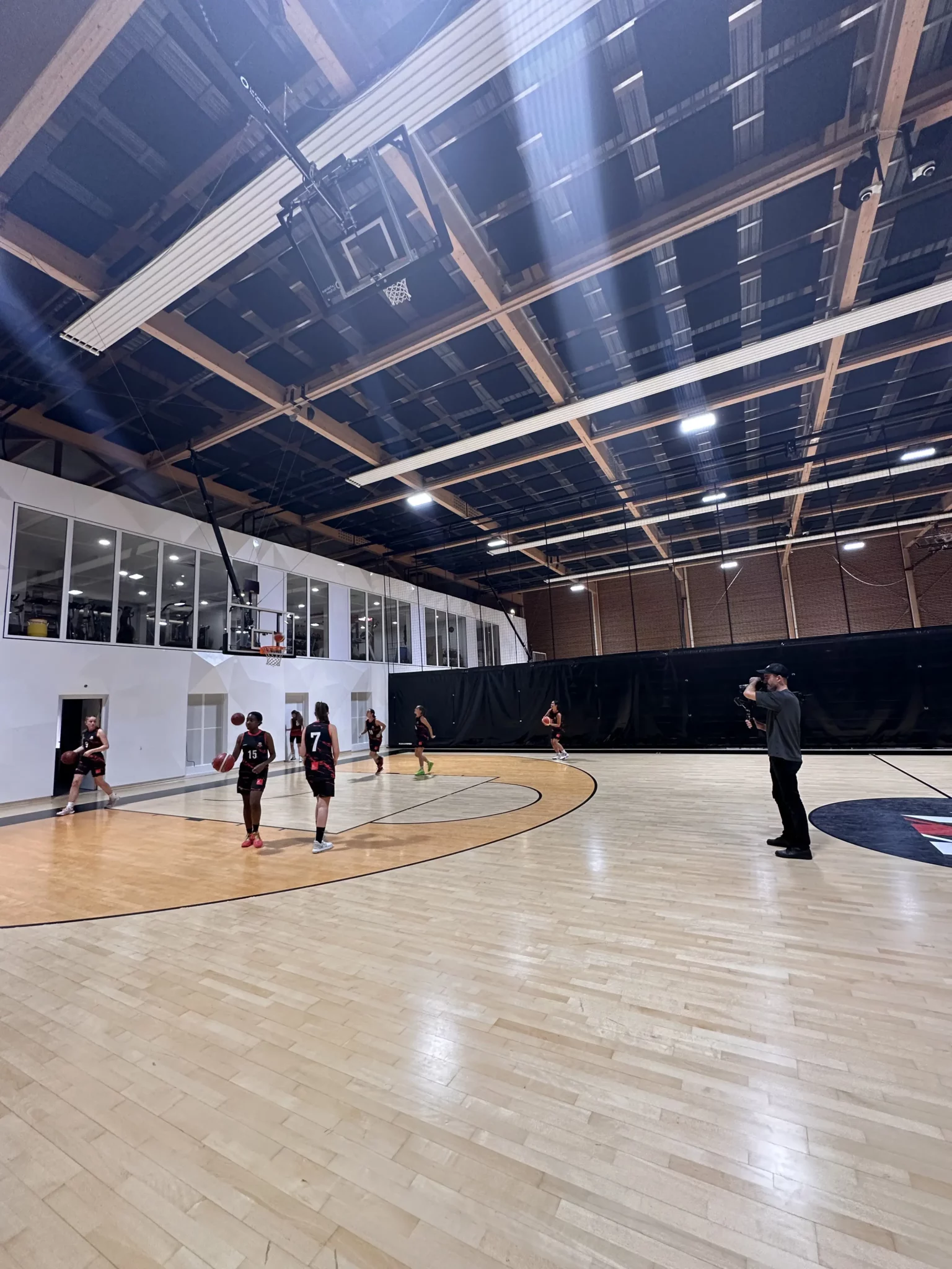 Tournage d'étudiantes de EM Lyon s'entraînant au basket