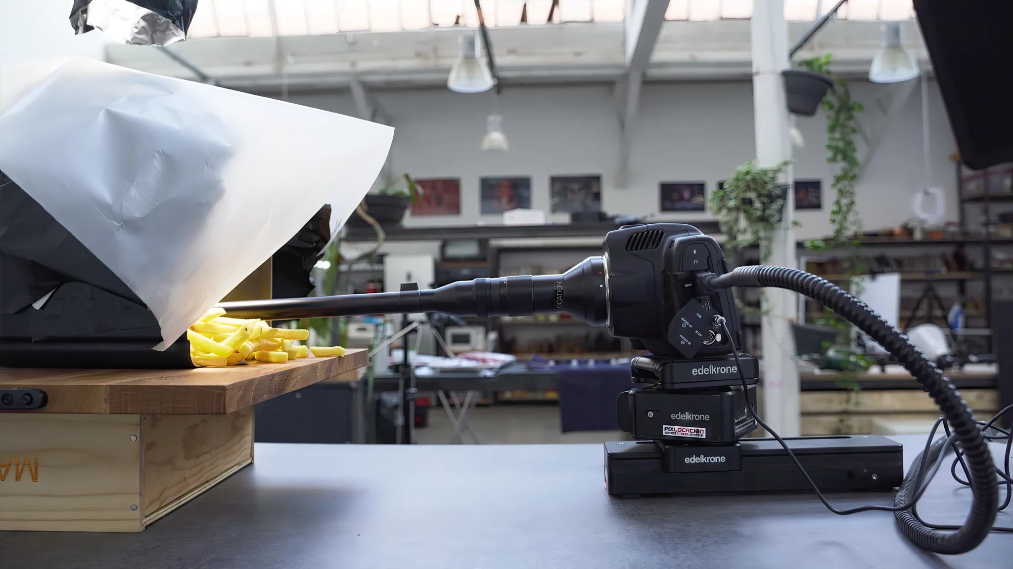 Optique probe pour filmer des plans macros à travers des frites cuisinables dans l'Easy Fry 3-en-1.