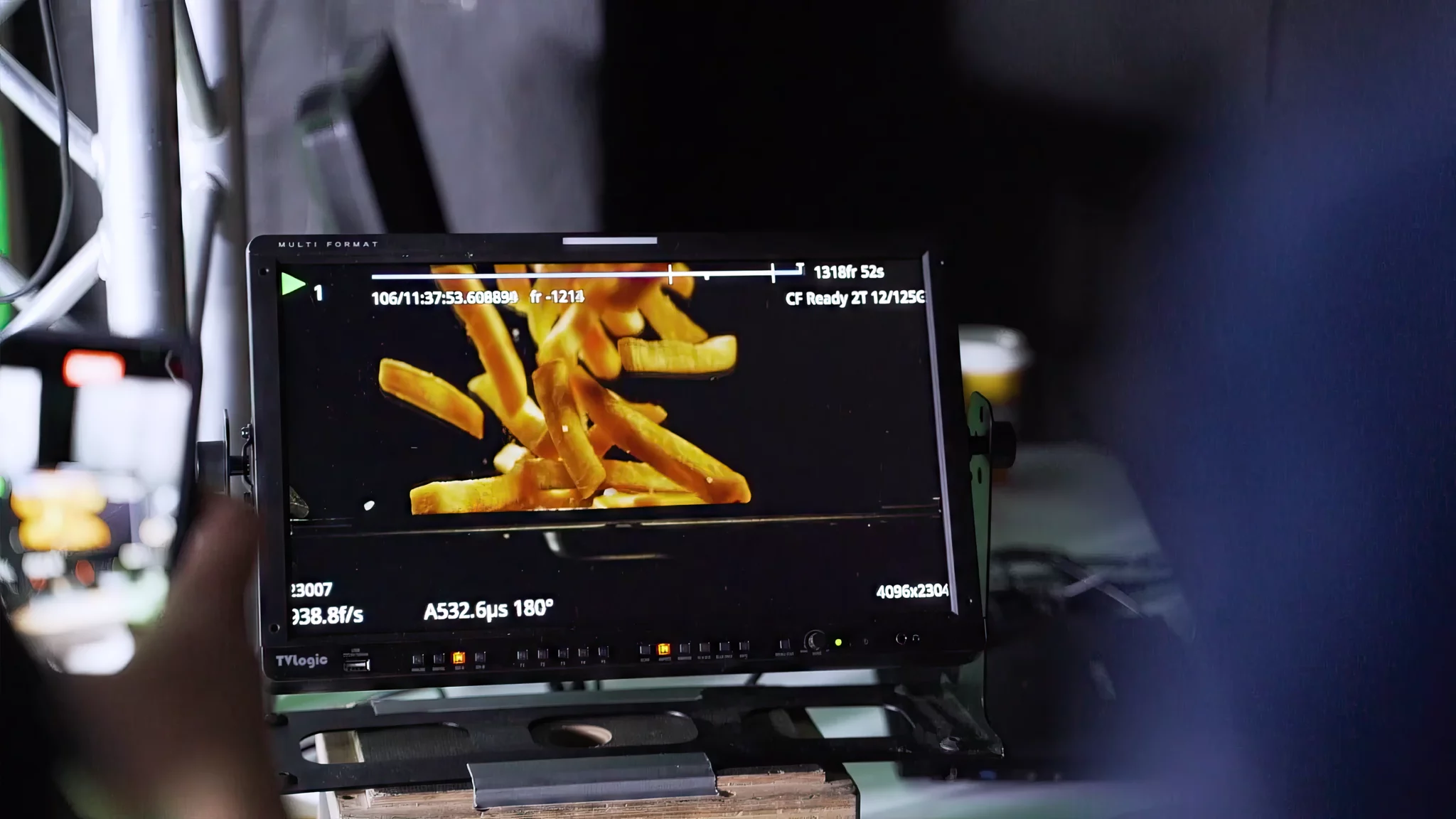 Frites tombant dans la cuve de l'Easy Fry 3-en-1, capturés en super slow motion.
