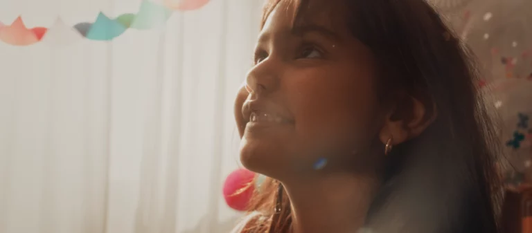 Image du projet EasyFry Dual, illustrant une petite fille jouant dans le film pour le studio.