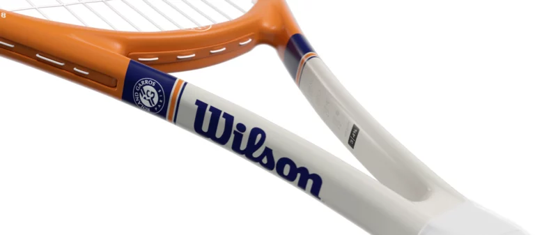 Visuel du projet Wilson, mettant en scène une raquette de tennis avec des effets visuels innovants.