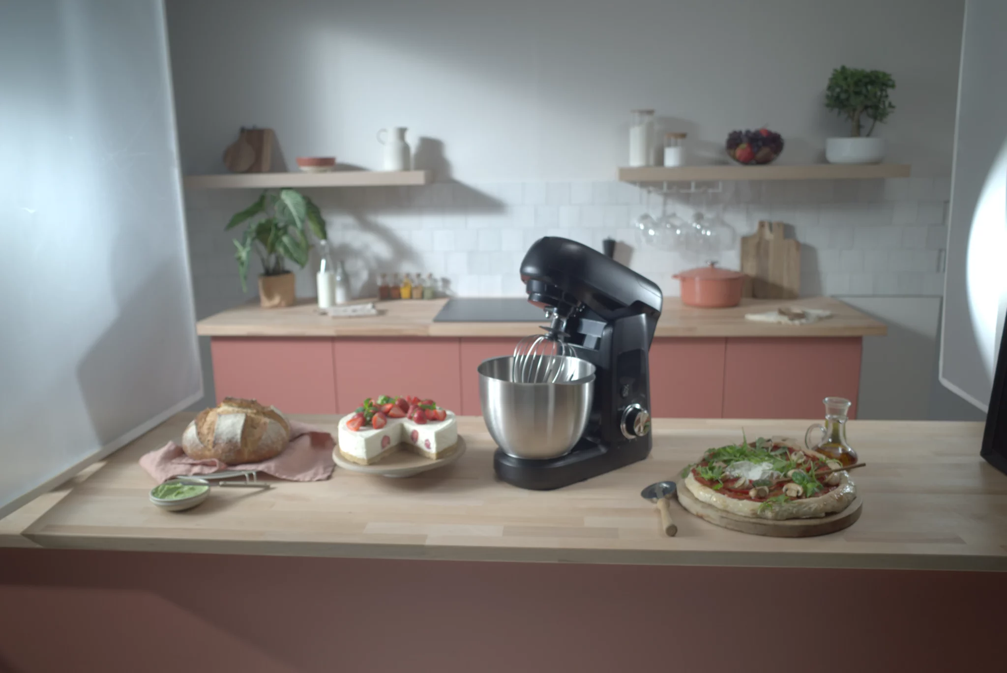 Décor final avec le Bake Partner au centre, entouré de diverses pâtisseries appétissantes.​