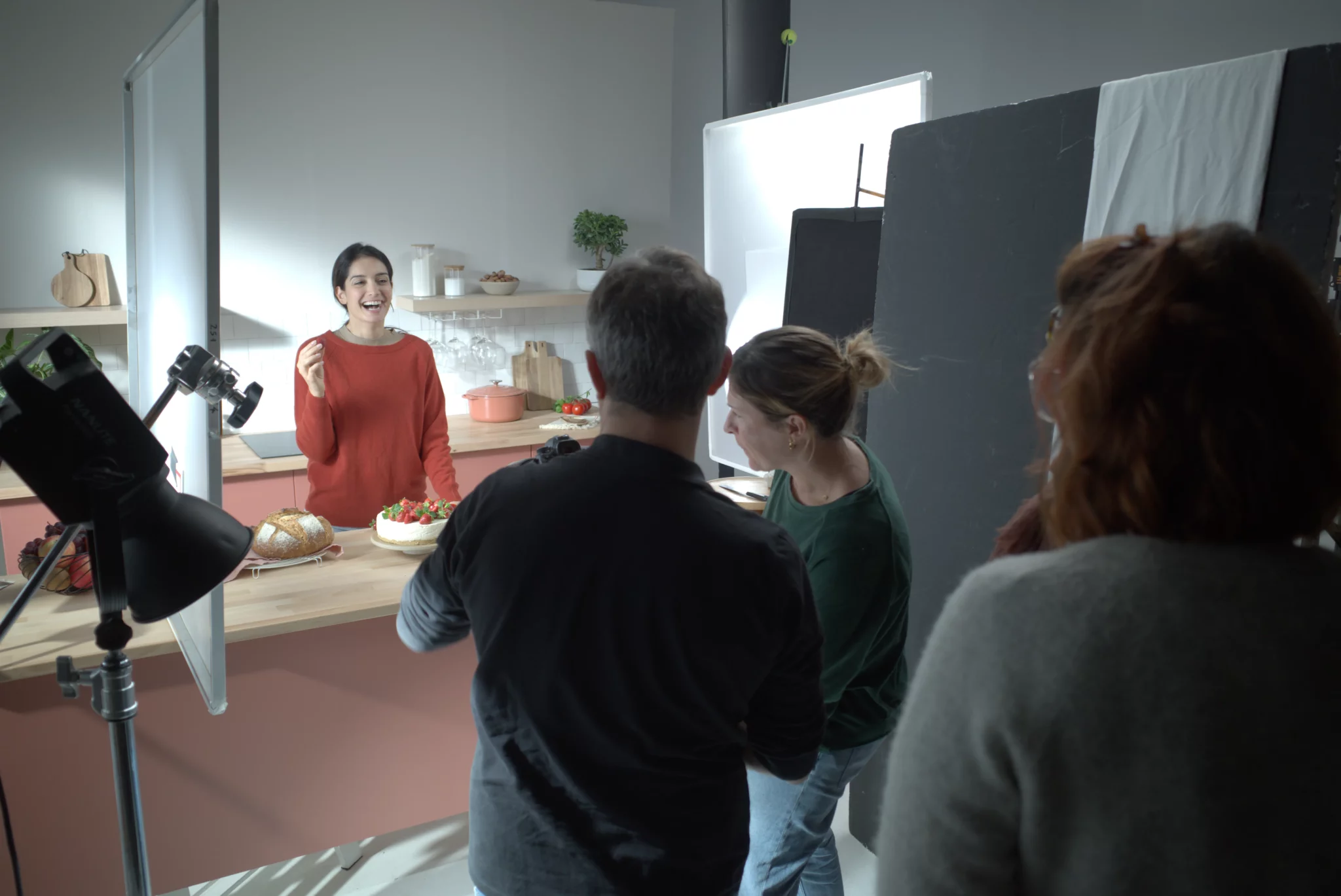 Mannequin ajoutant délicatement une garniture sur un gâteau préparé avec le Bake Partner.​