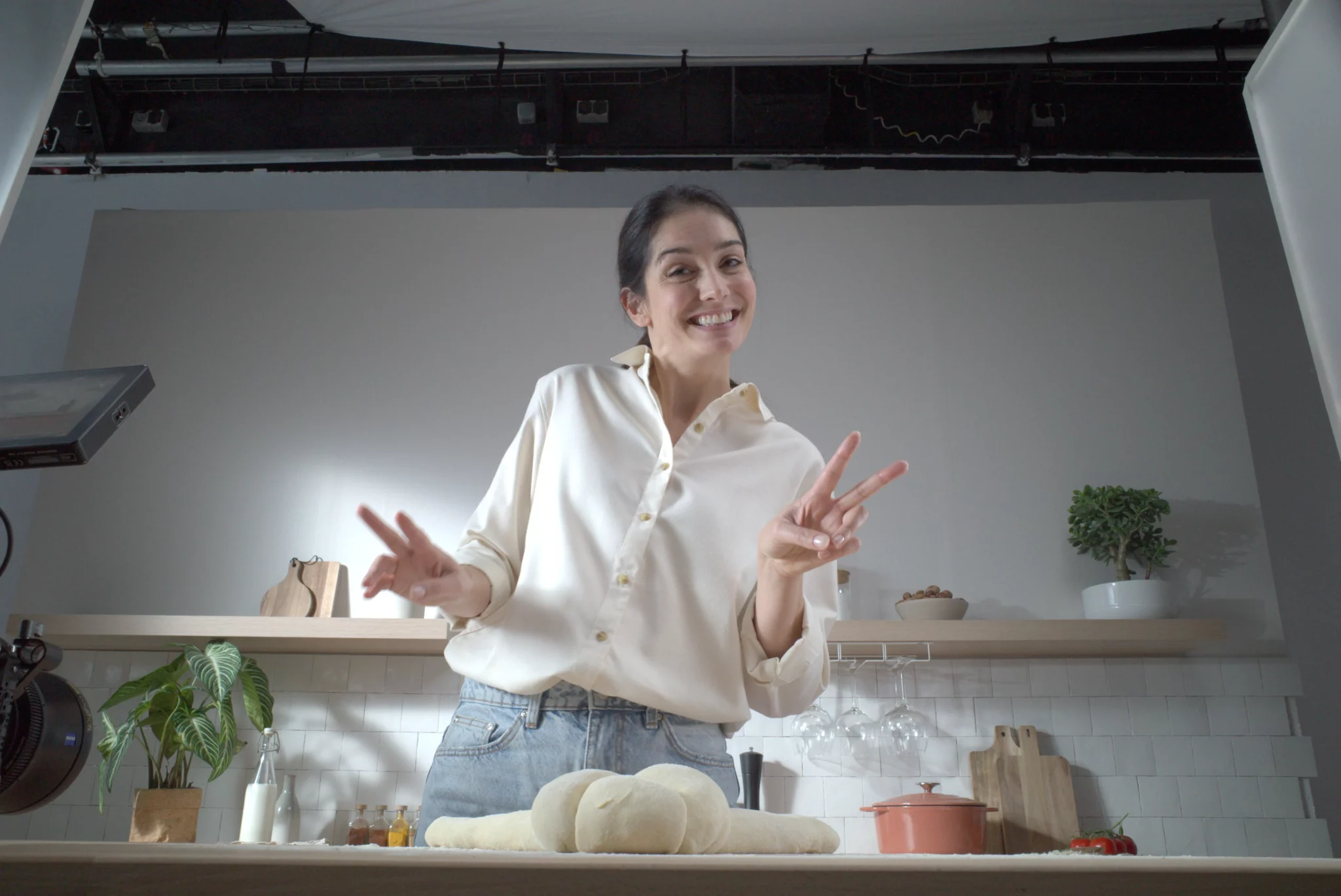 Comédienne sur le tournage de Bake Partner