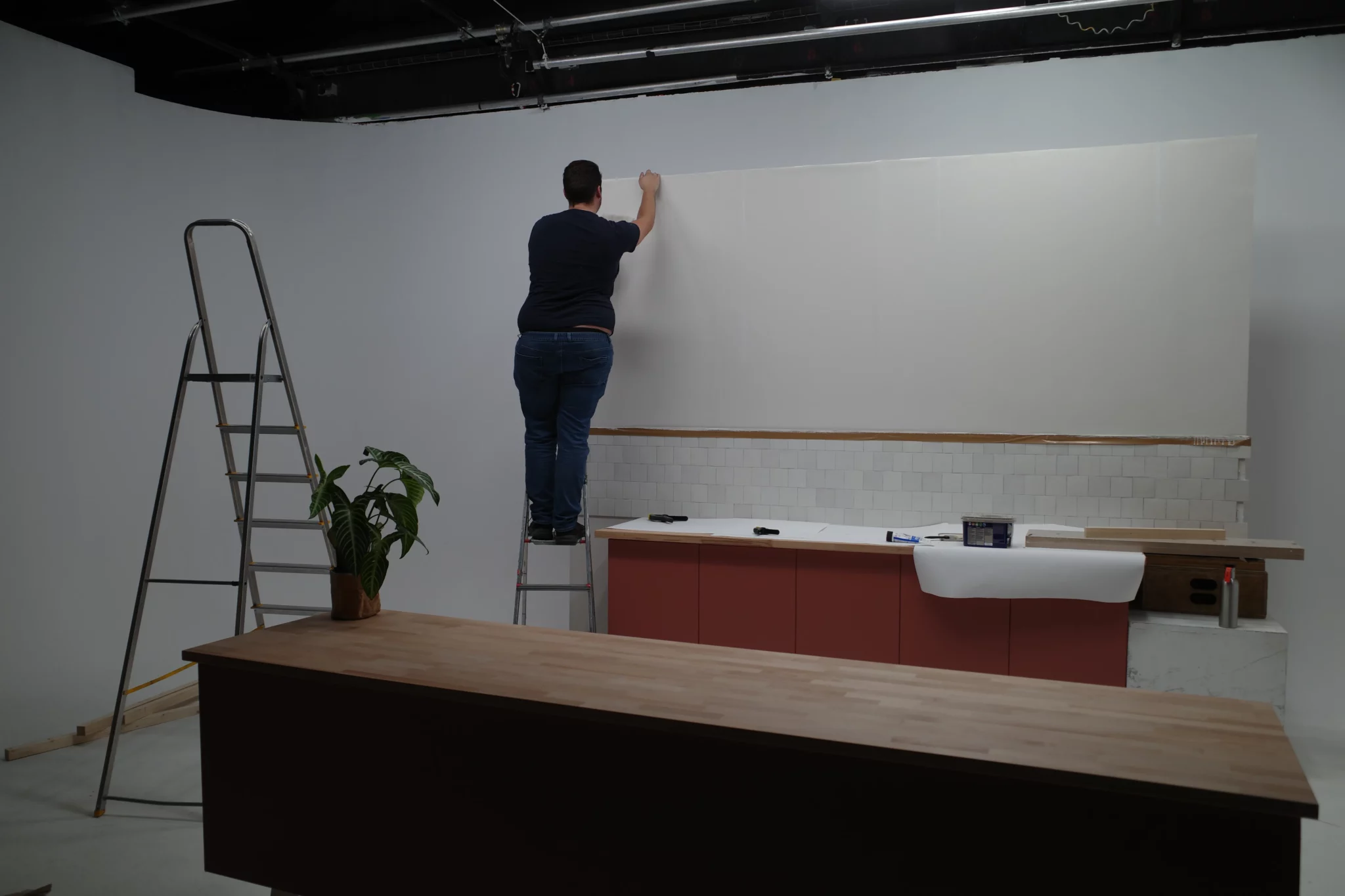 Décor de cuisine avec éclairage mettant en valeur les textures des matériaux.​