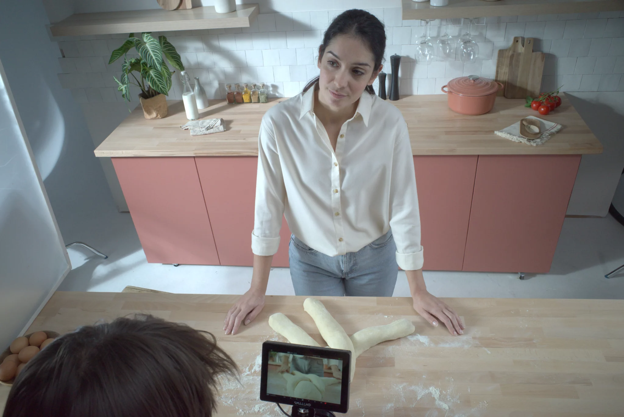 Coulisse lors du plan de la brioche tressée avec la comédienne lors du tournage de Bake Partner