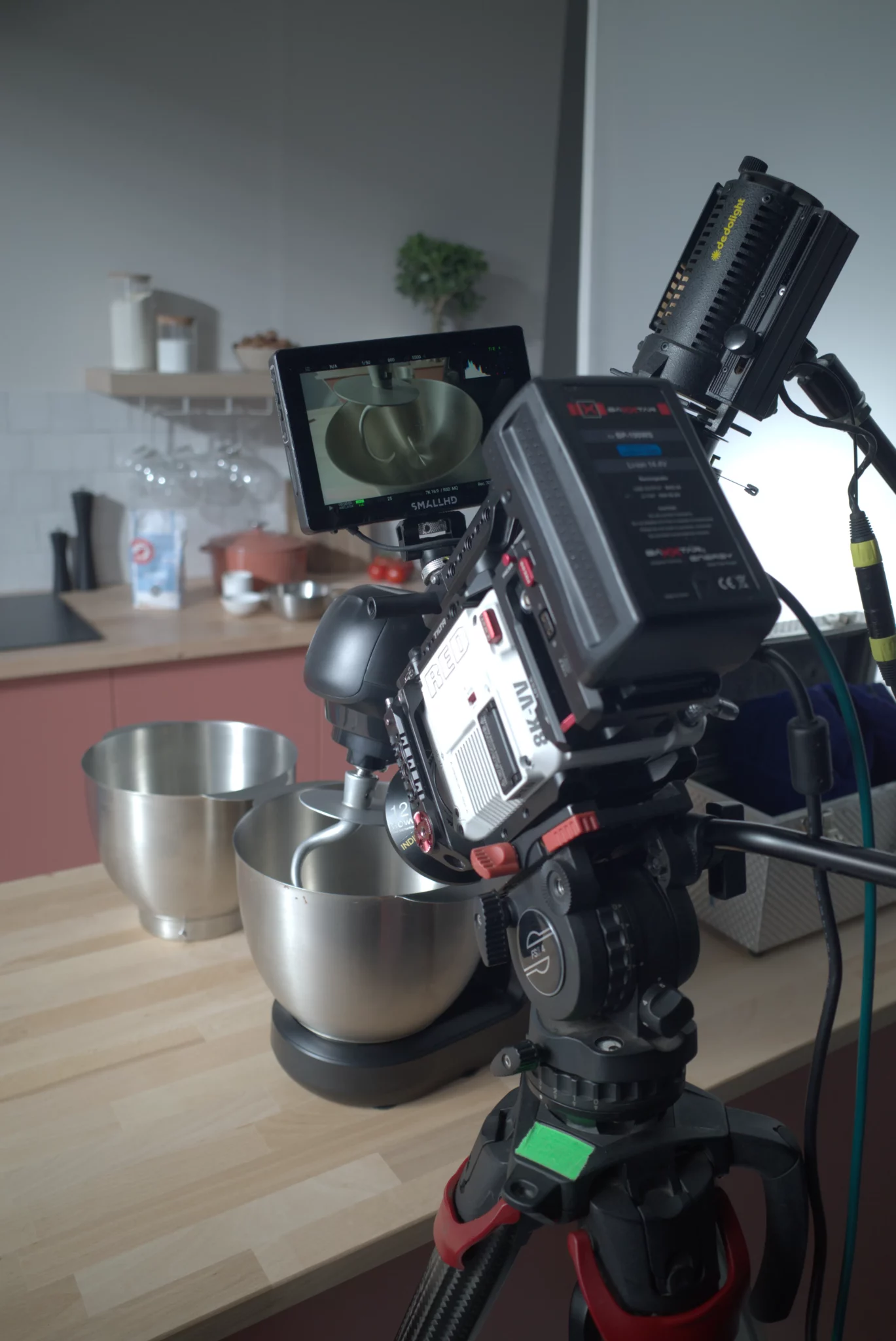 Gros plan sur le crochet pétrisseur du Bake Partner en train de travailler une pâte à brioche.​