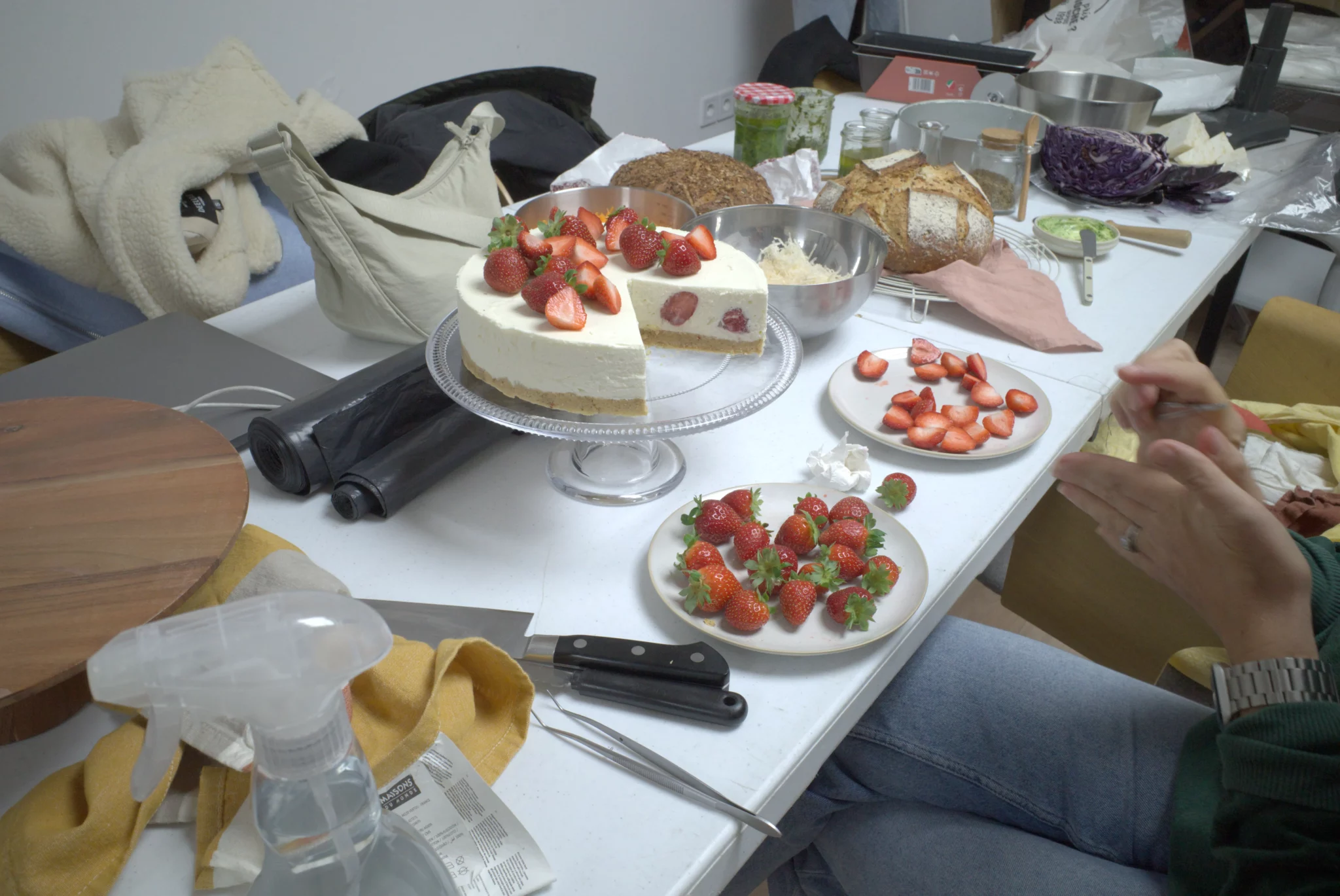 Stylisme culinaire : ingrédients frais disposés artistiquement sur le gâteau prêt à être filmé.