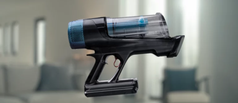 Image du projet X-Force 14.80, présentant un aspirateur en lévitation dans un salon.